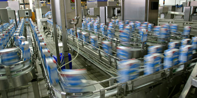 در حال حرکت محصولات در یک کارخانه مدرن سریع و آسان با درایوهای کنترل است